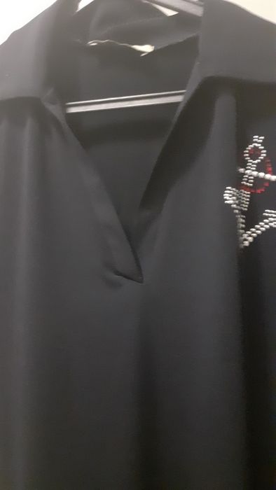 Blusa de malha de seda  preta com uma ancora em brilhantes vermelhos e