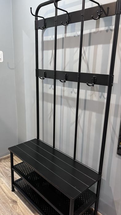 wieszak na ubrania i ławka z półką na buty