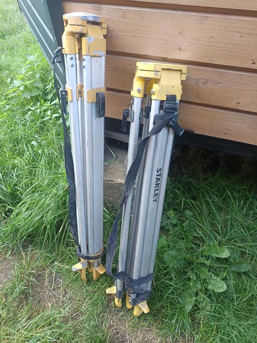 dwa duze statywy geodezyjne laser niwelator stanley i nivel system