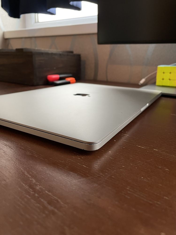 MacBook Pro 16" 2019 i7 16gb RAM 512gb SSD Silver