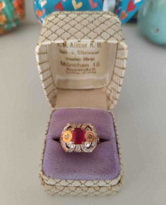 Anel em ouro e prata com pedras preciosas. Reprodução da época.