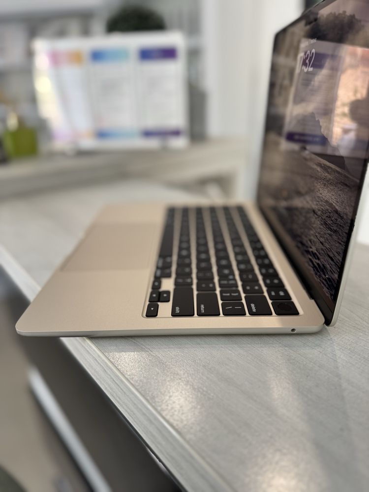 Open Box MacBook Air 13’ 2022 M2 16/256Gb Starlight (MC7W4)