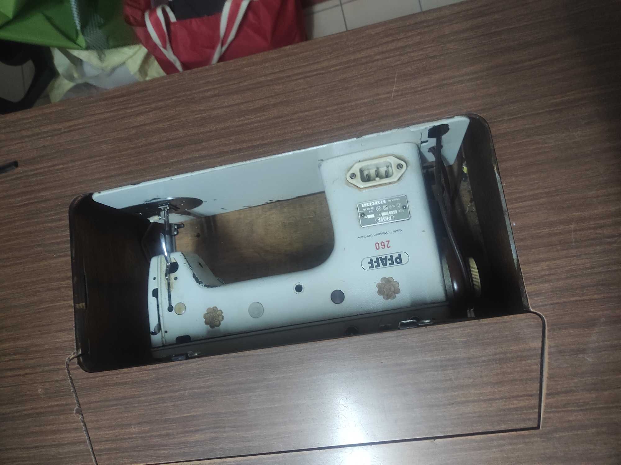 Máquina de Costura PFAFF com Mesa