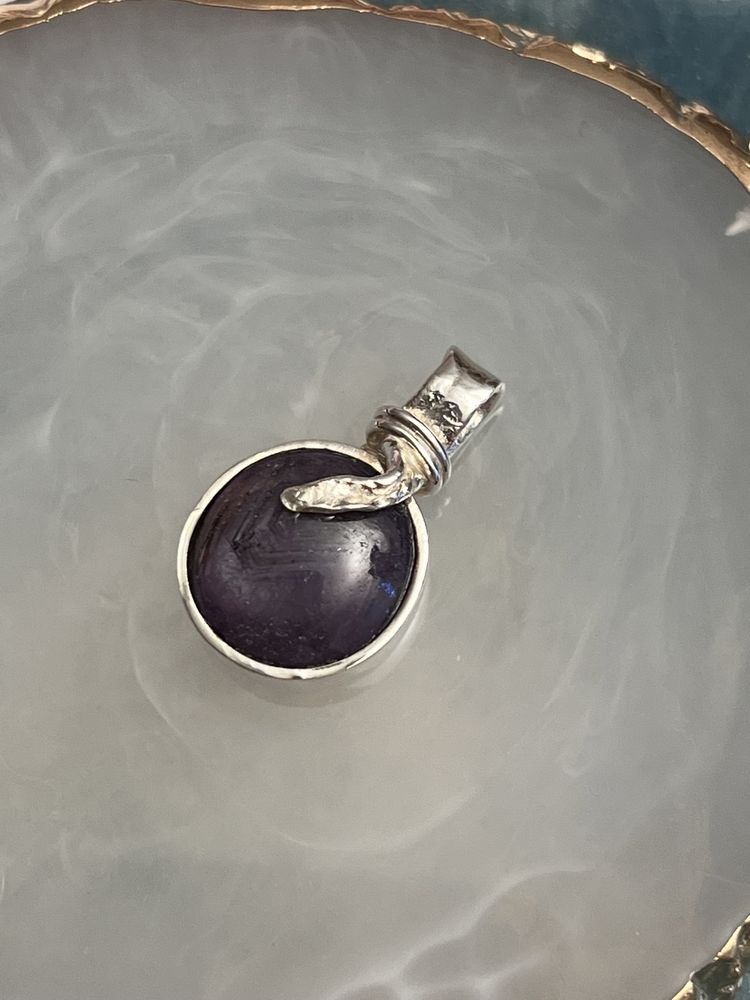 Wisiorek srebrny próby 925 z naturalnym rubinem gwiaździstym
