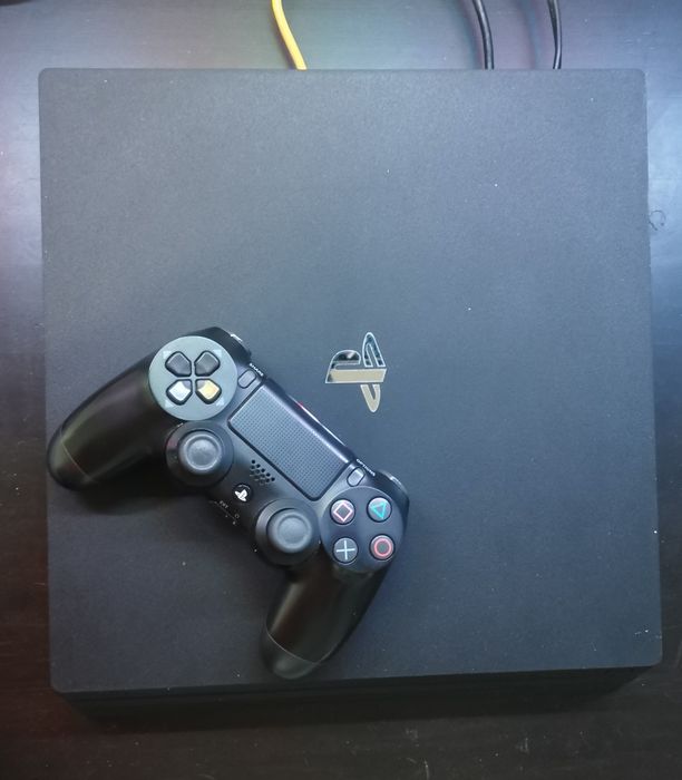 Playstation 4 Pro 1TB 4K, com conta