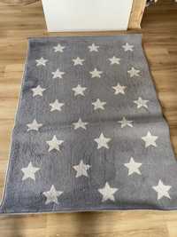 Szary dywan w gwiazdki gwiazdy 133 cm x 199 cm