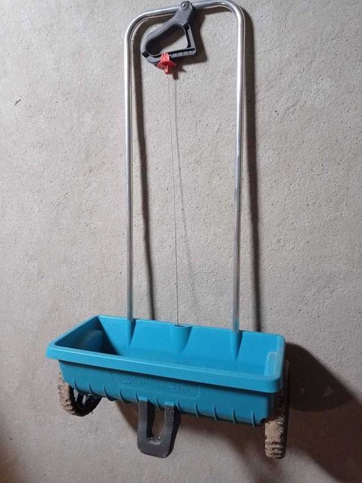 Wynajem  niwelatora terenu  wraz z walcem oraz  siewnikiem