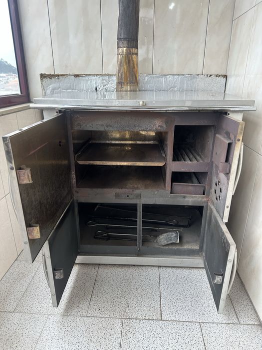 Forno a lenha.