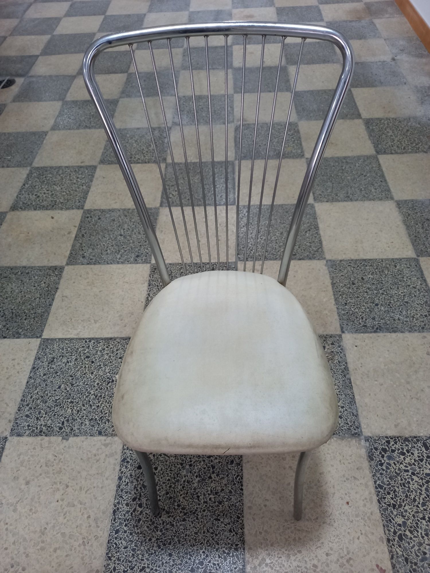 Cadeiras em metal