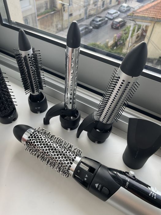 Modelador de cabelo usado com varios acessorios