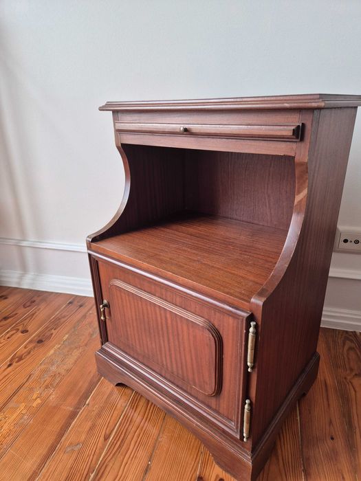 Pequena mesa vintage com armário de madeira