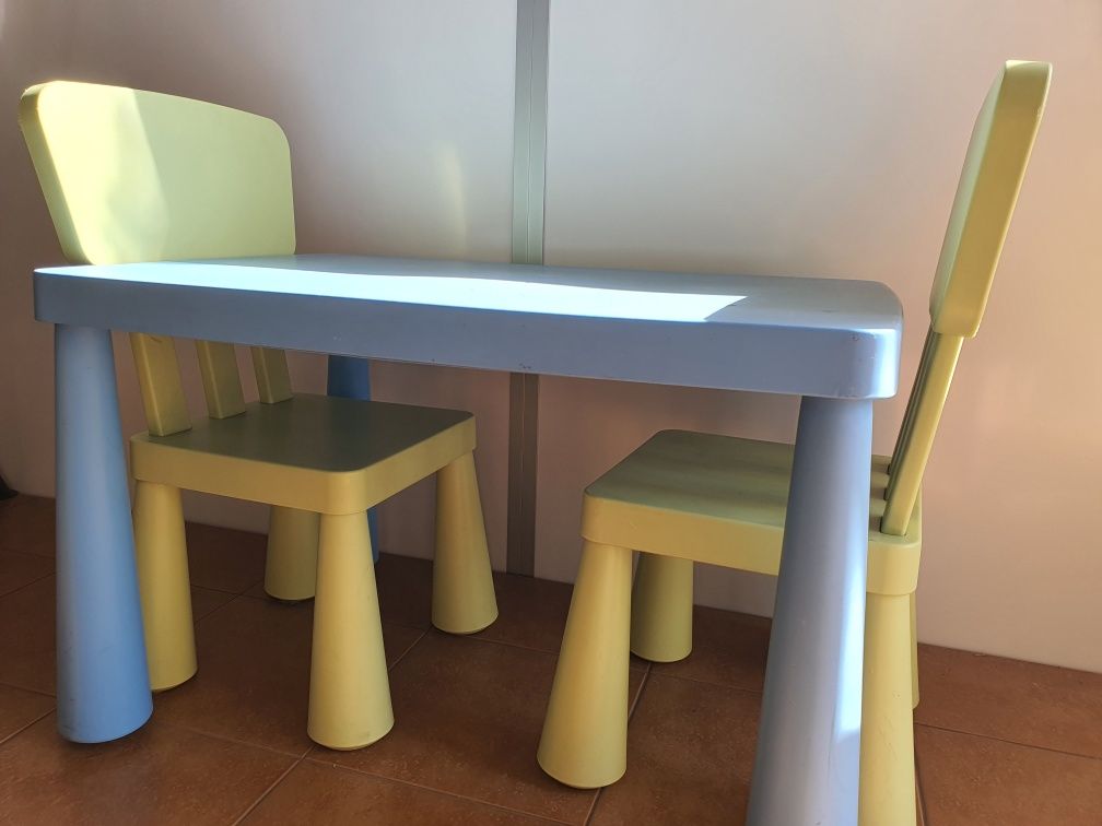 Plastikowy stolik + 2 krzesełka Mammut