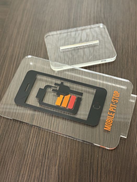 Акрилова підставка з інформацією про можливість зарядити телефон