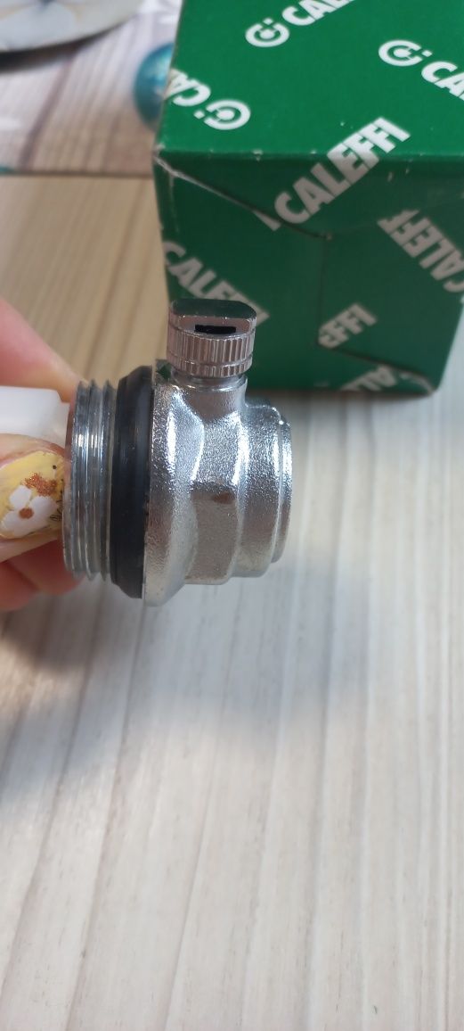Odpowietrznik automatyczny grzejnika prawy 1" caleffi 507611