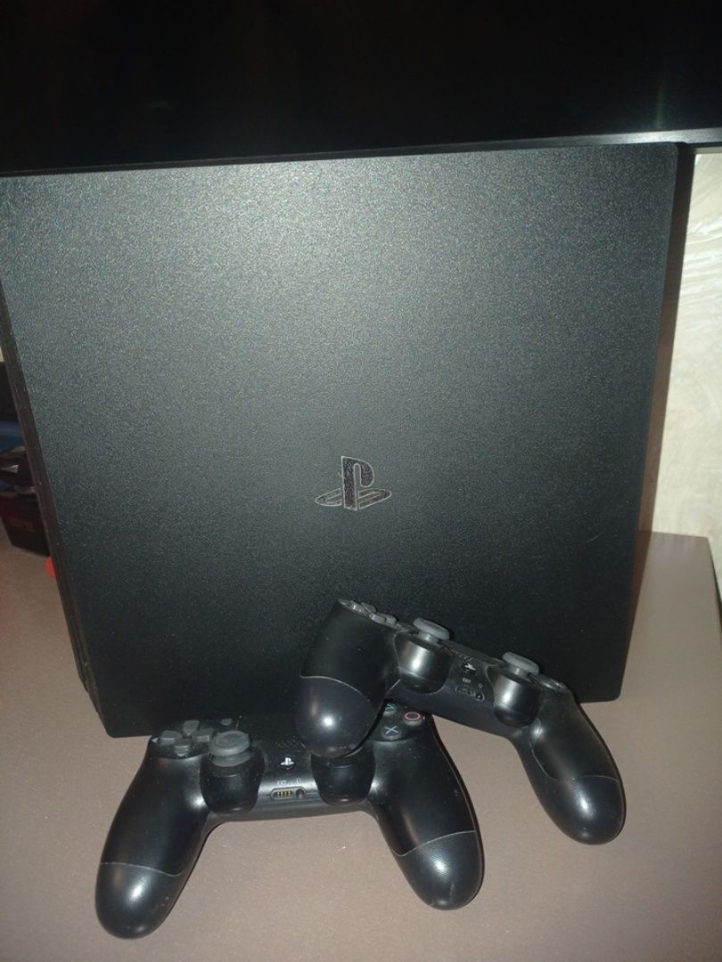 Продаю ігрову приставку Sony PlayStation 4 Pro 1tb ( торг можливий)