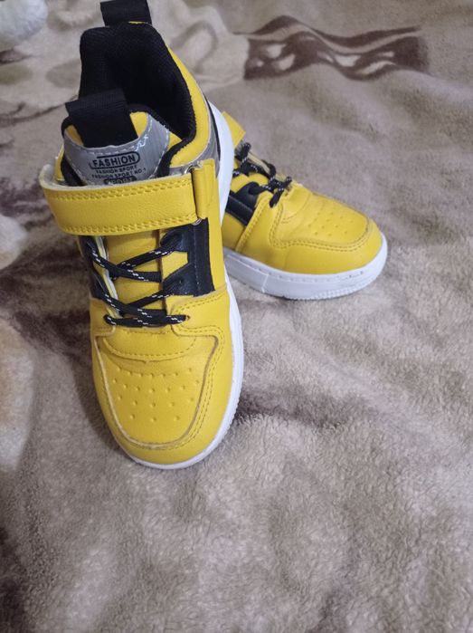 Продам дитячі кросівки