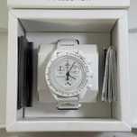 Omega x Swatch Snoopy SO33W700 – Kosmiczny Design z Fazą Księżyca