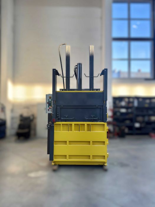 Вертикальний прес для  вторсировини (макулатури)