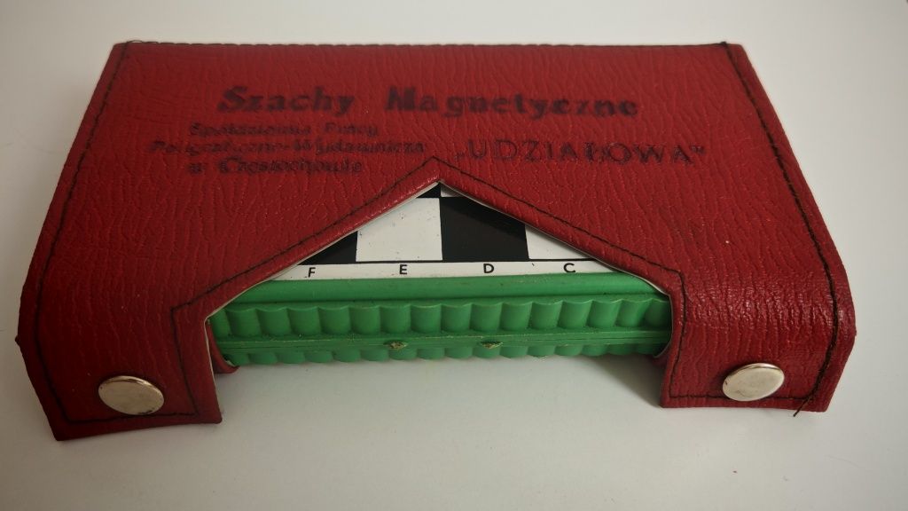 Szachy magnetyczne z PRL w etui
