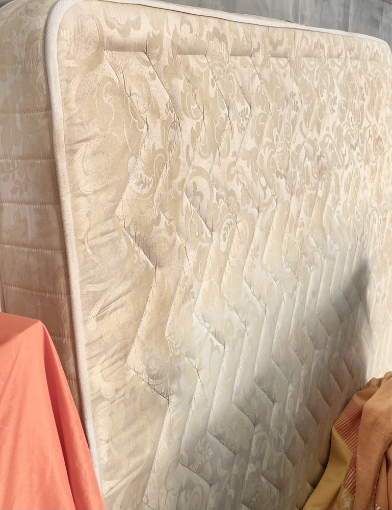 Colchão  de cama e de solteiro .