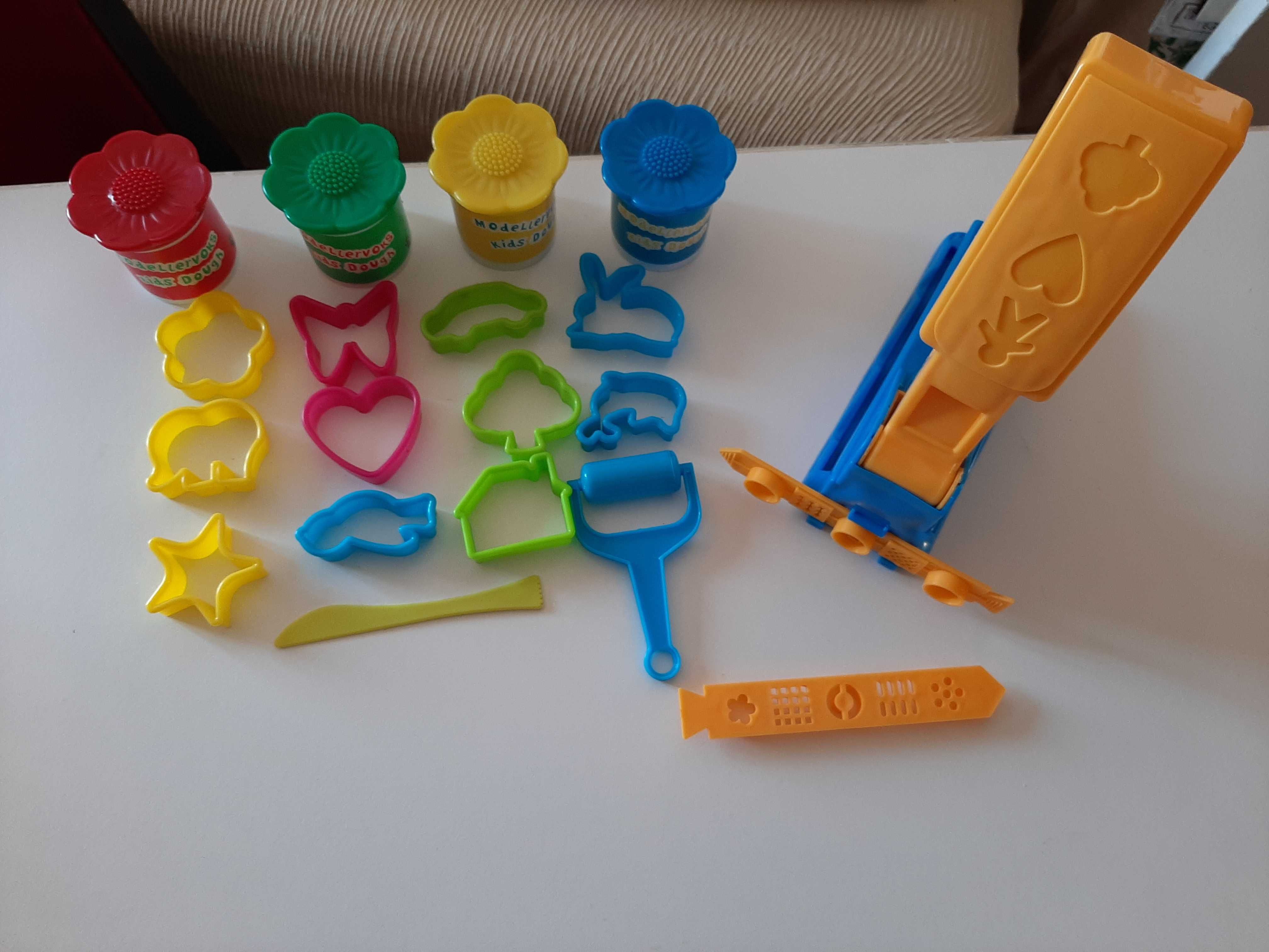 Kit de plasticina com moldes variados