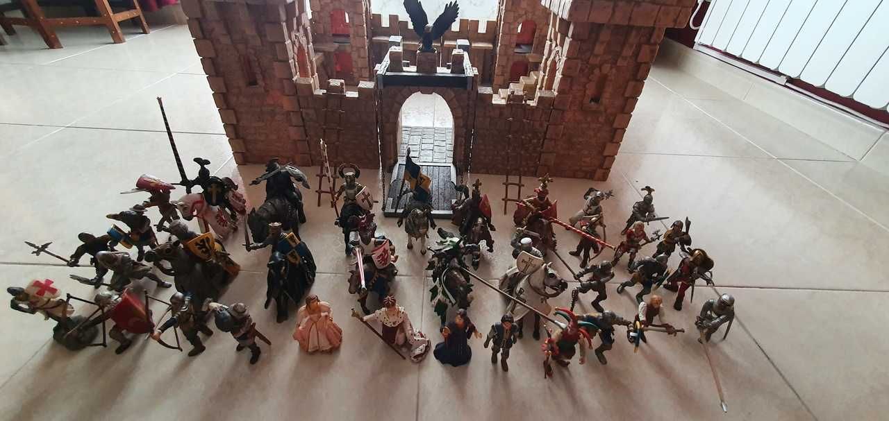 Castelo Coleção Schleich e conjunto de Figuras