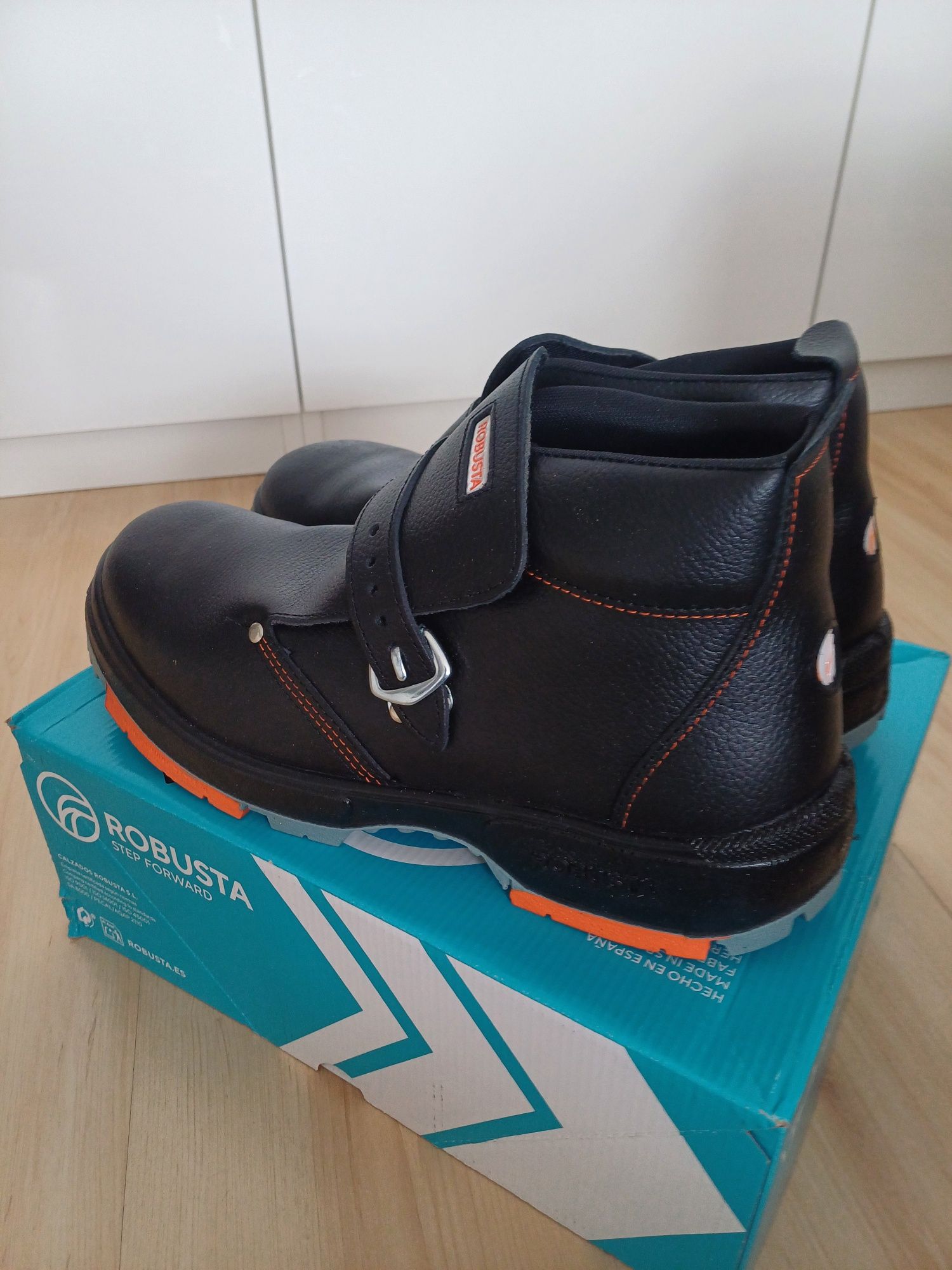 Buty robocze wzmacniane
