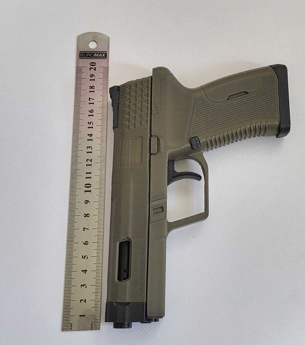 Пістолет надрукований на три де принтері з ПЛА пластику .