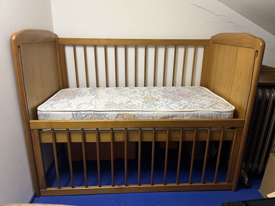 Berço em pinho mais colchão