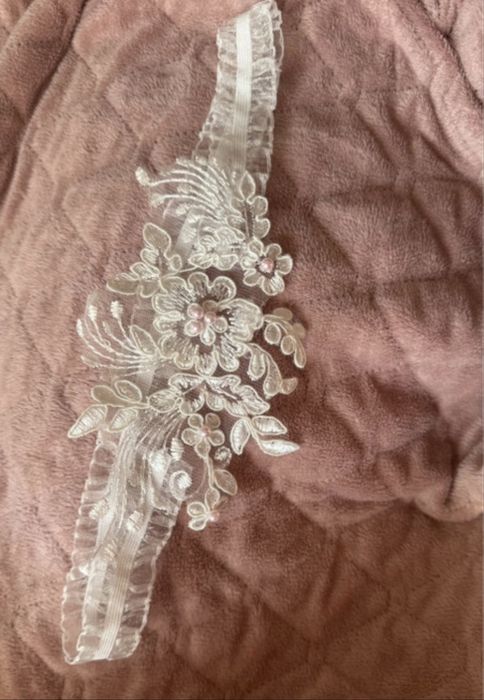 Podwiązka biała boho w kwiaty ślubna