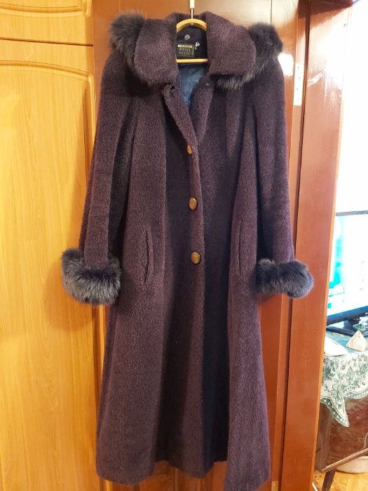Женское пальто с капюшоном. Отделка песец . Б/у.