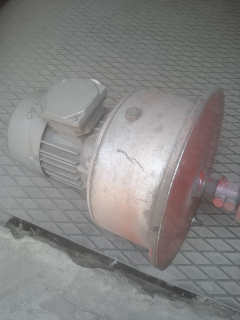 Электродвигатель трехфазный SKF 80-4A