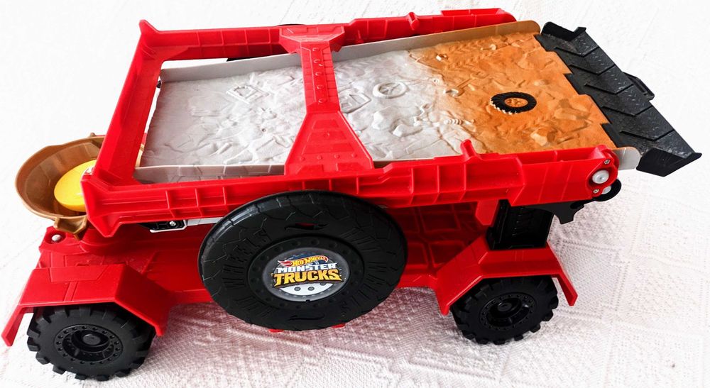 Hot Wheels Monster Trucks Down Hill Race & Go
