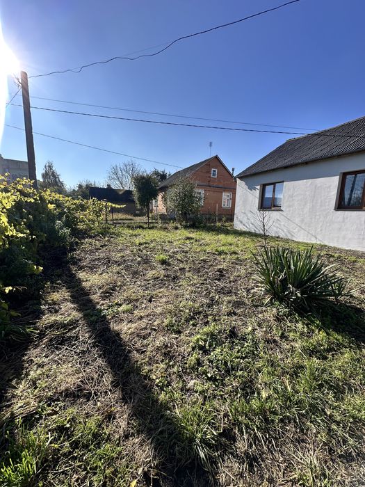 Половина цегляного будинку, з власною ділянкою