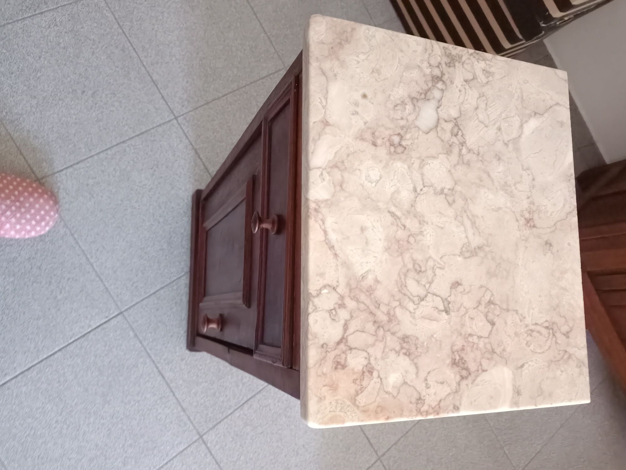 Mesa de cabeceira muito antiga .