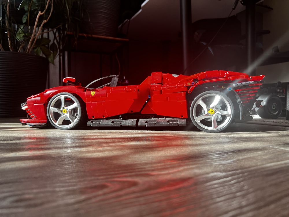 Lego technic Ferrari Daytona SP3 зібраний/розібраний