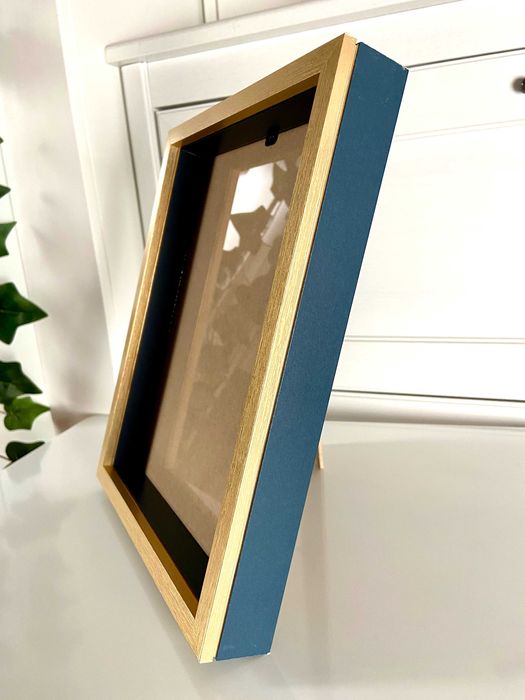 Moldura de madeira azul e dourada