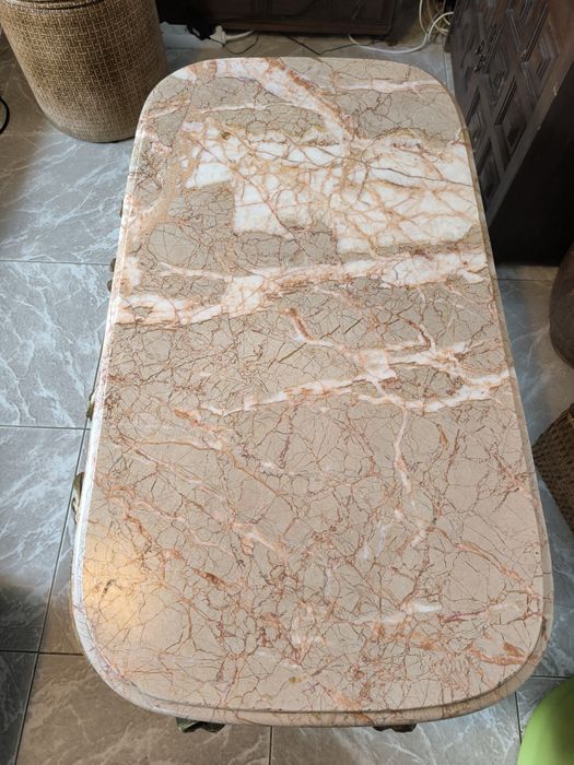 Mesa Coberta de Mármore