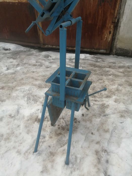 Прес для тирсоблоків на 4 штуки.