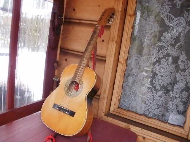 Gitara klasyczną , akustyczną , bardzo ładnie brzmiąca