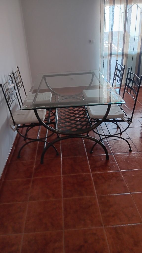 Mesa em ferro forjado com tampo de vidro