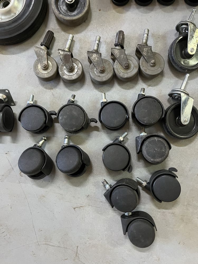 Rodas variadas, cadeiras, carrinhos e moveis