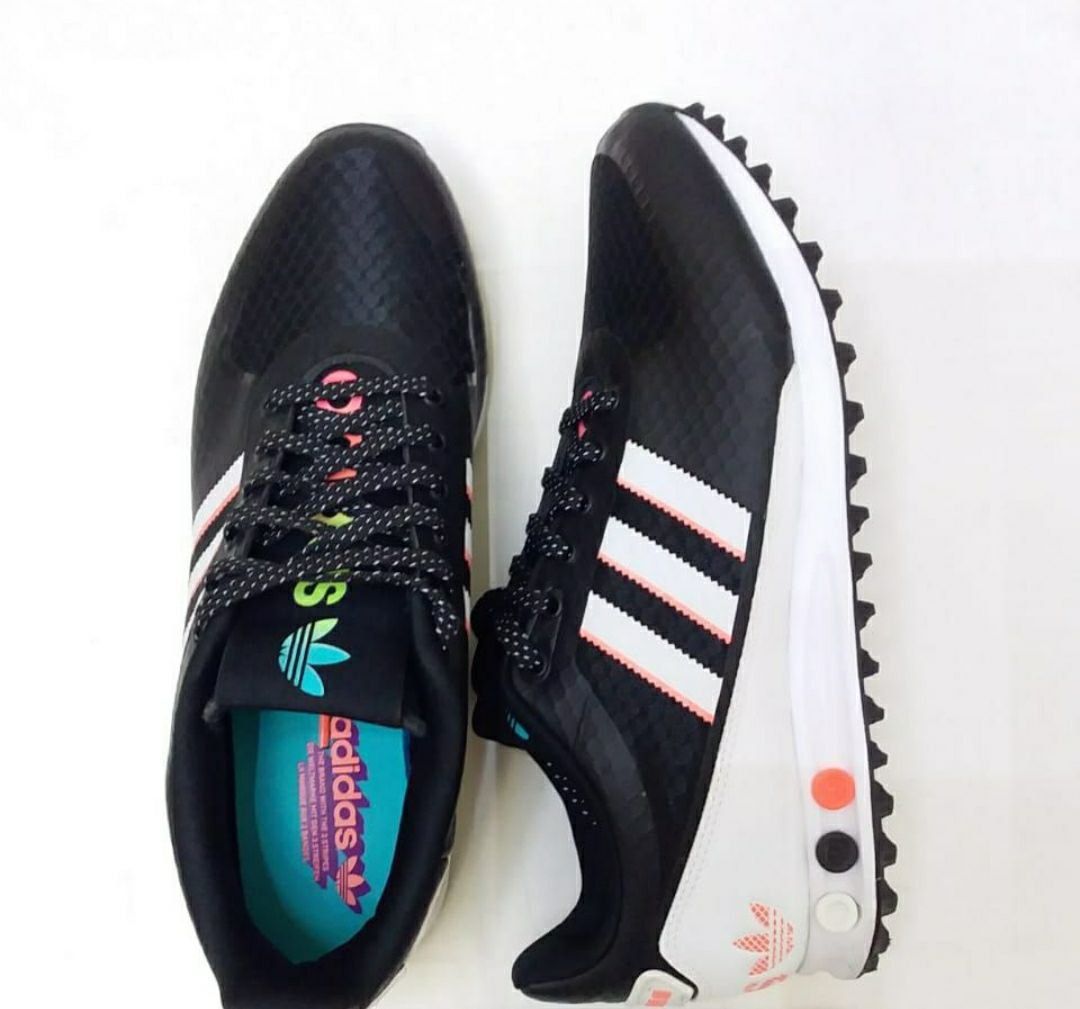 Продам кроссовки Adidas  LA. TRAINERII