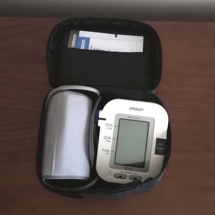 OMRON Medidor de tensão arterial digital M6 Comfort