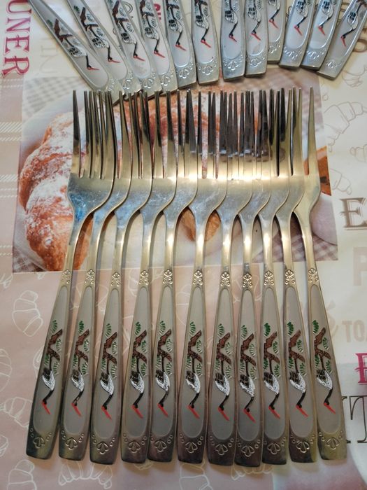Продам набор на 12 персон ложек и вилок