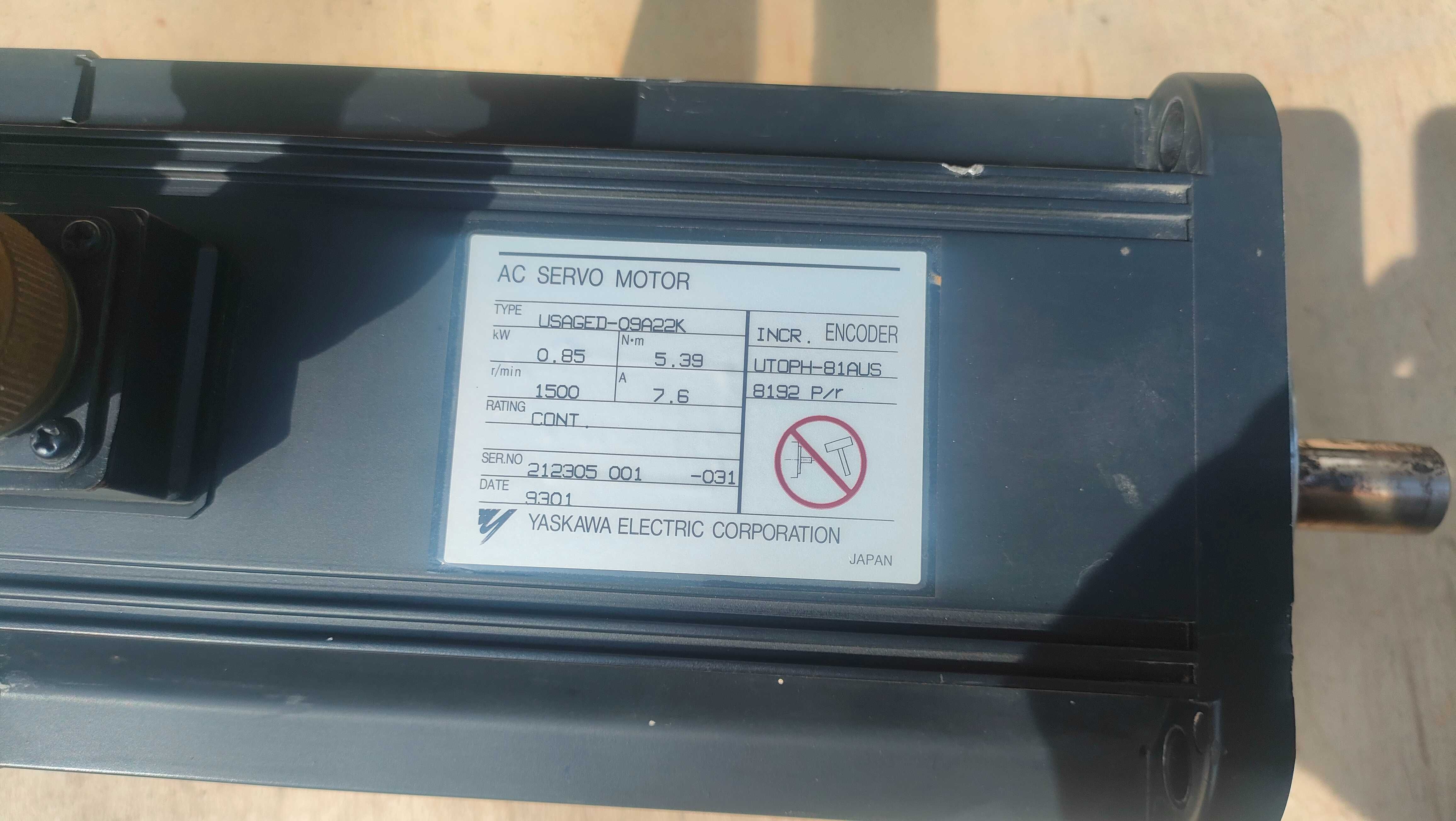 Servomotor USAGED-13A22K 1,3KW 1500/MIN 7.6A