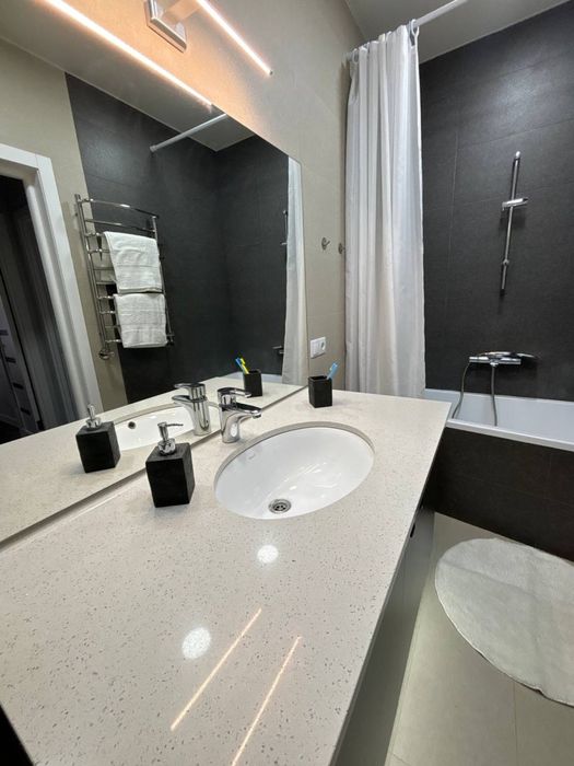 2-кімнатна з кухнею-вітальнею! Гарний ремонт!