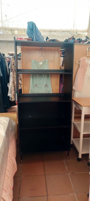 Movel de prateleiras em madeira