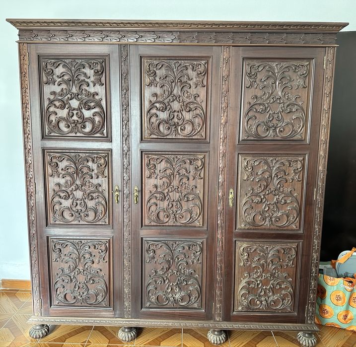 Roupeiro antigo madeira maciça