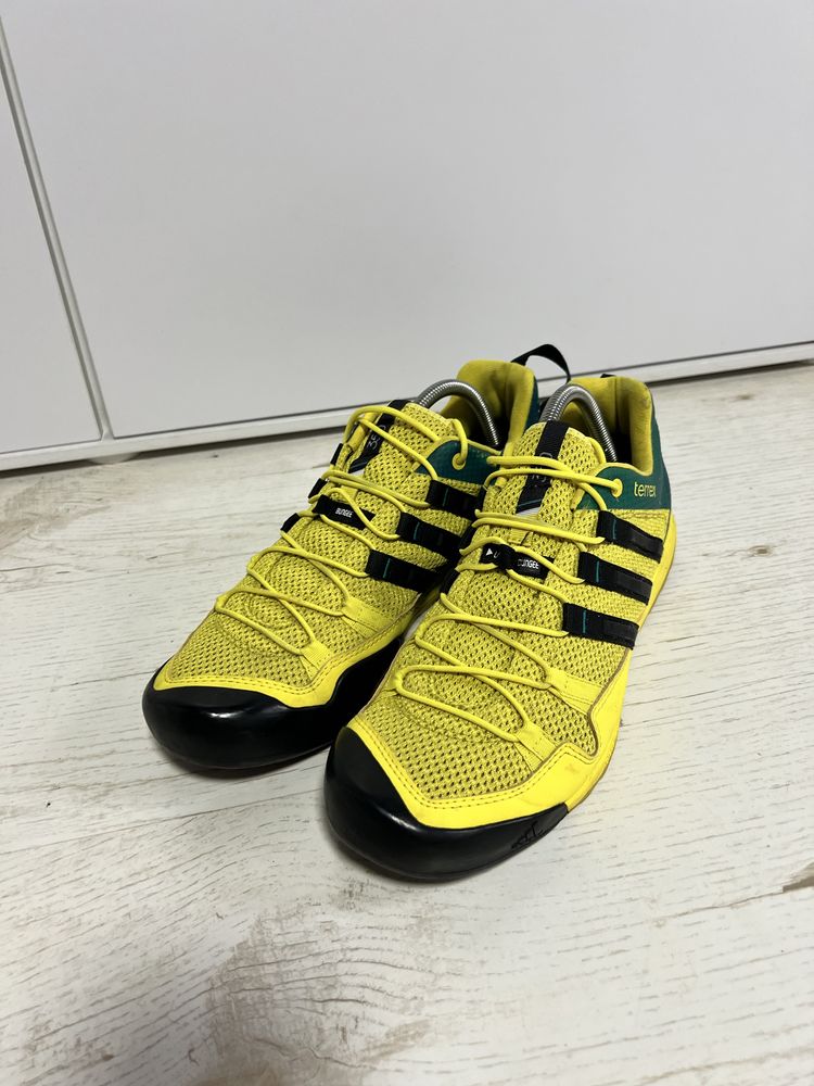 Яскраві кросівки Adidas